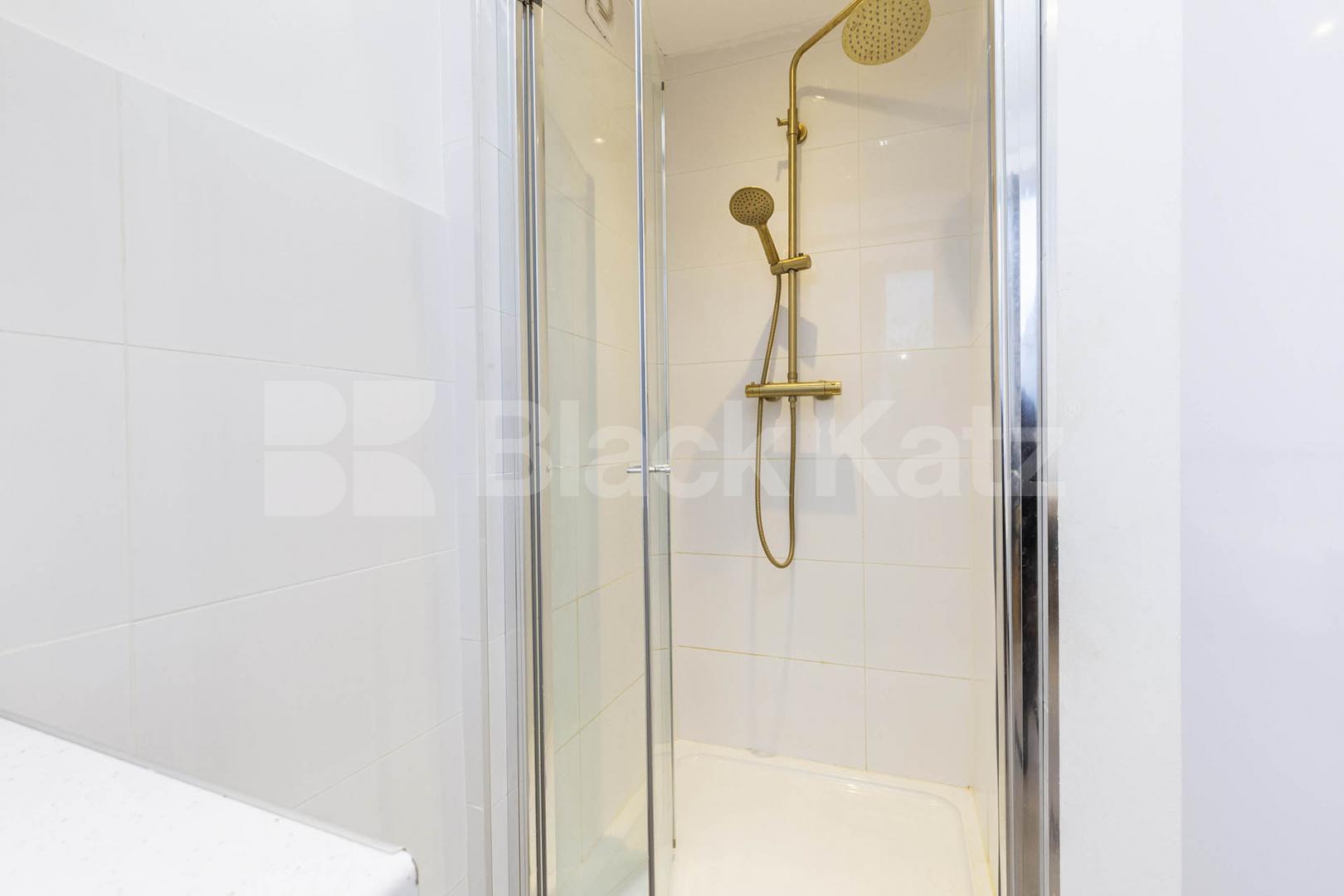 Council tax, Gas + Water included Large Studio in Kilburn Callcott road, London, NW6 ( Council tax, Gas and Water included),  London