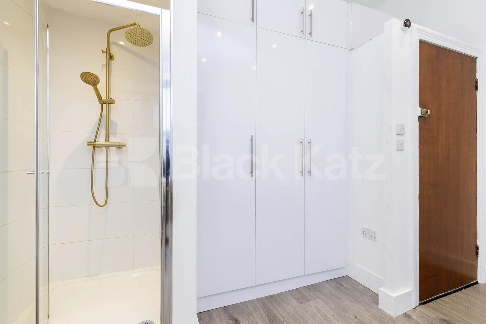 Council tax, Gas + Water included Large Studio in Kilburn Callcott road, London, NW6 ( Council tax, Gas and Water included),  London