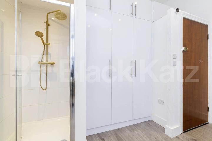 Council tax, Gas + Water included Large Studio in Kilburn Callcott road, London, NW6 ( Council tax, Gas and Water included),  London