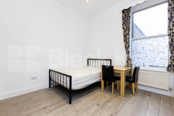 Council tax, Gas + Water included Large Studio in Kilburn Callcott road, London, NW6 ( Council tax, Gas and Water included),  London