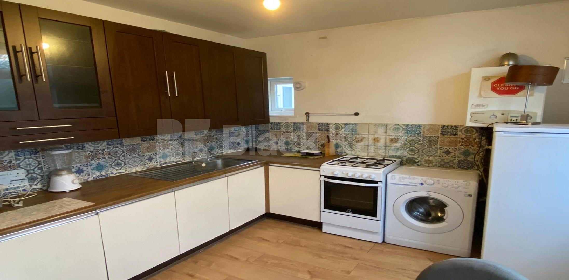 			LET  , 2 Bedroom, 1 bath, 1 reception Apartment			 Edgeley Road , Clapham 