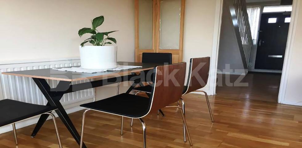 			NEW INSTRUCTION, 3 Bedroom, 1 bath, 1 reception Maisonette			 Forsyth Garden, Kennington/ Oval Areas