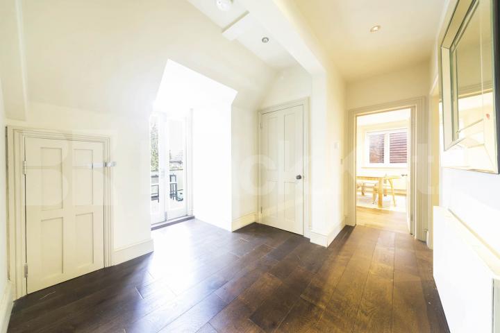 A spacious and well-presented two-bedroom apartment located on the sought-after Eton Avenue in Belsize Park.The property features a large, separate lounge offering plenty of natural light, along with two generously sized double bedrooms Eton Avenue, London, NW3,  London