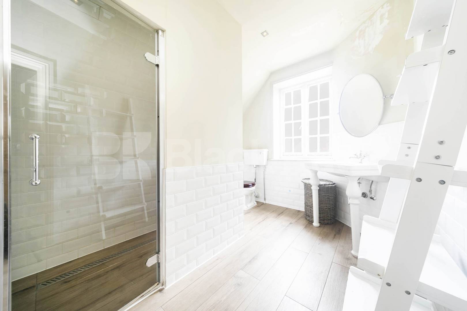 A spacious and well-presented two-bedroom apartment located on the sought-after Eton Avenue in Belsize Park.The property features a large, separate lounge offering plenty of natural light, along with two generously sized double bedrooms Eton Avenue, London, NW3,  London