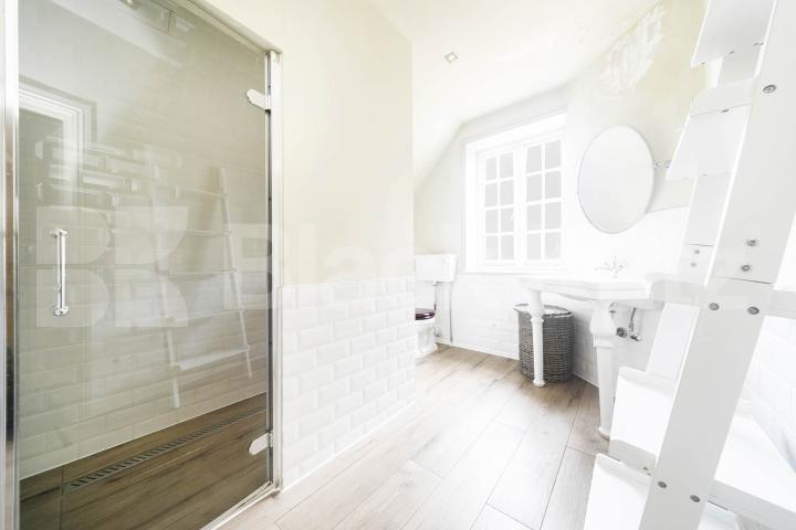 A spacious and well-presented two-bedroom apartment located on the sought-after Eton Avenue in Belsize Park.The property features a large, separate lounge offering plenty of natural light, along with two generously sized double bedrooms Eton Avenue, London, NW3,  London