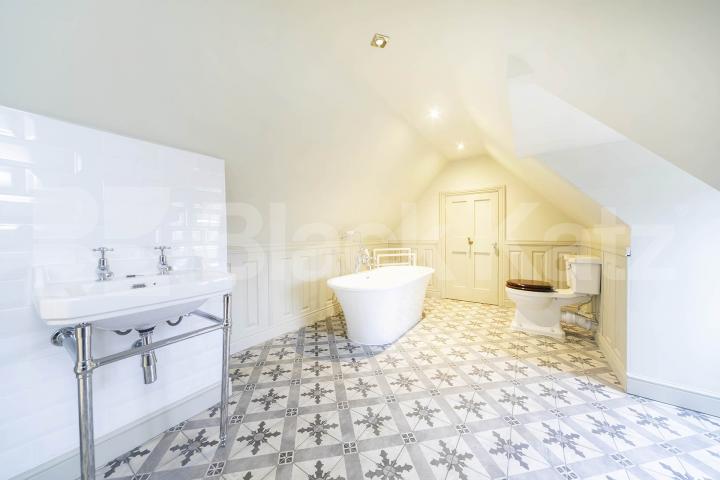 A spacious and well-presented two-bedroom apartment located on the sought-after Eton Avenue in Belsize Park.The property features a large, separate lounge offering plenty of natural light, along with two generously sized double bedrooms Eton Avenue, London, NW3,  London