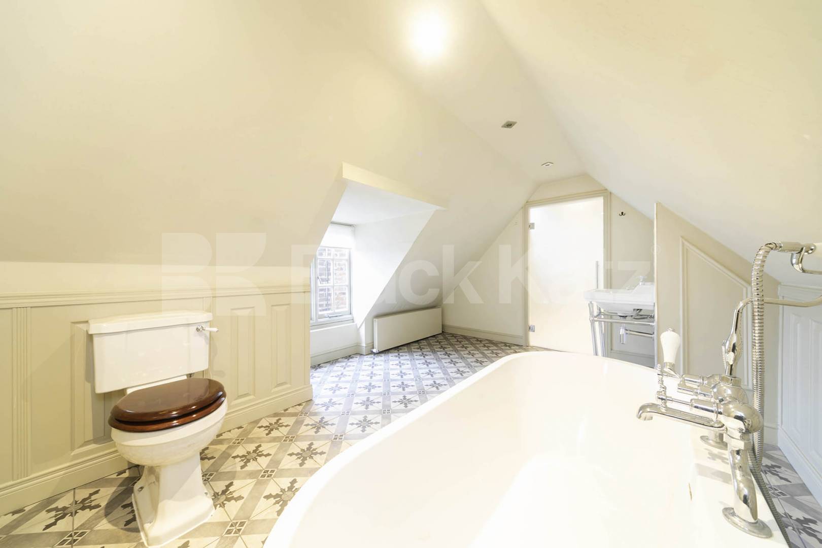 A spacious and well-presented two-bedroom apartment located on the sought-after Eton Avenue in Belsize Park.The property features a large, separate lounge offering plenty of natural light, along with two generously sized double bedrooms Eton Avenue, London, NW3,  London