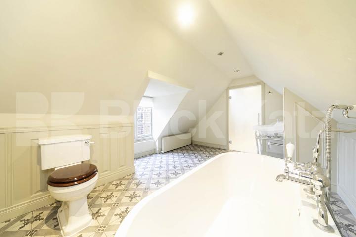 A spacious and well-presented two-bedroom apartment located on the sought-after Eton Avenue in Belsize Park.The property features a large, separate lounge offering plenty of natural light, along with two generously sized double bedrooms Eton Avenue, London, NW3,  London