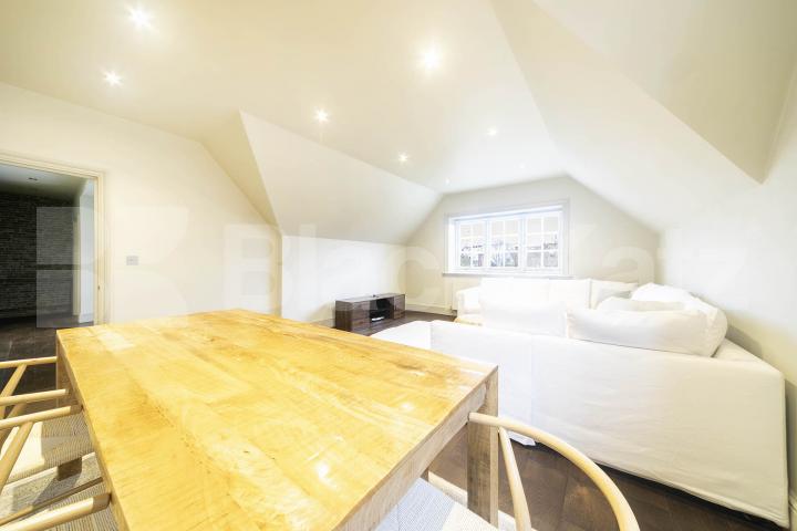 A spacious and well-presented two-bedroom apartment located on the sought-after Eton Avenue in Belsize Park.The property features a large, separate lounge offering plenty of natural light, along with two generously sized double bedrooms Eton Avenue, London, NW3,  London