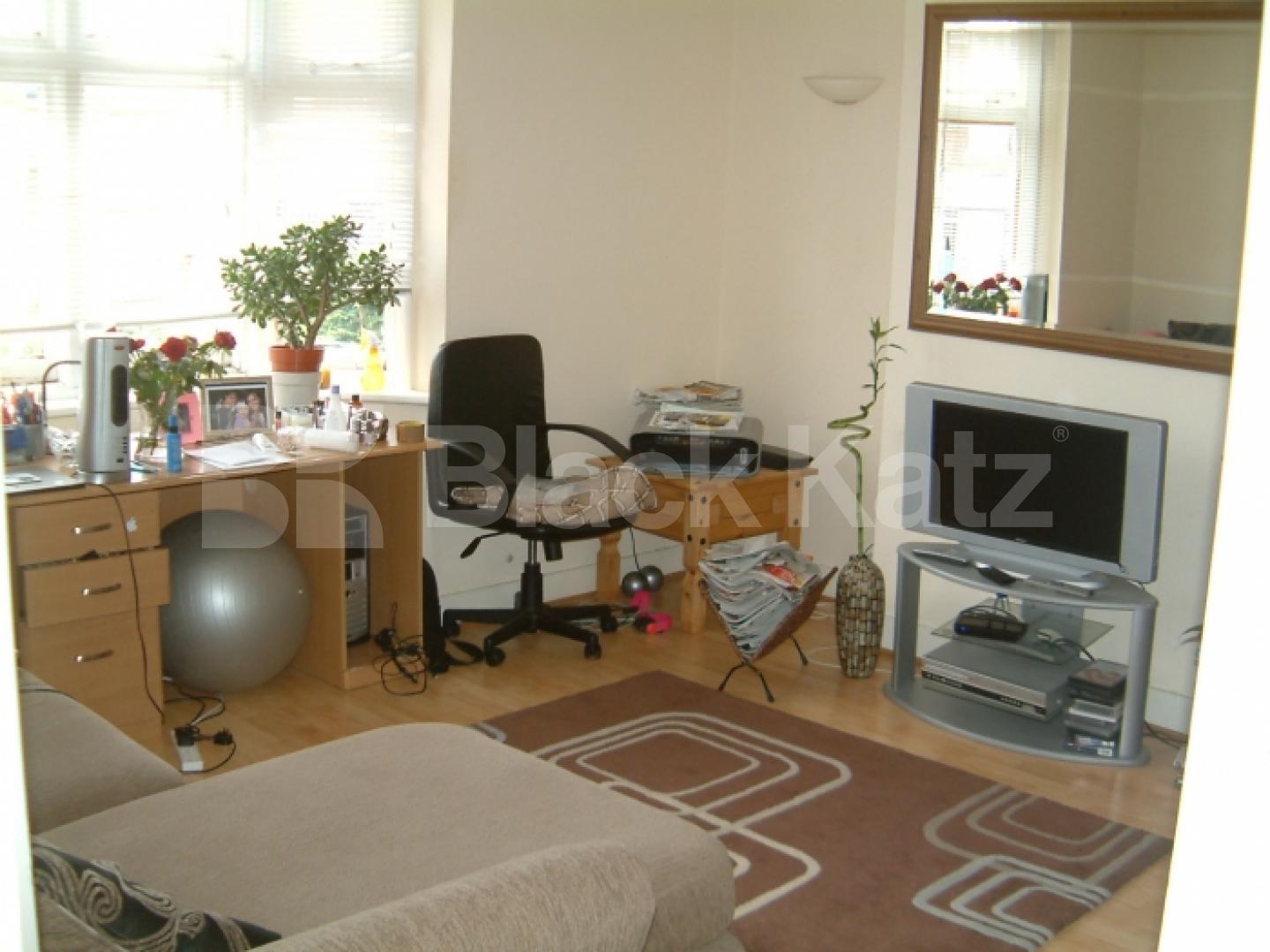 			2 Bedroom, 1 bath, 1 reception Flat			 Green Lanes, WINCHMORE HILL N21