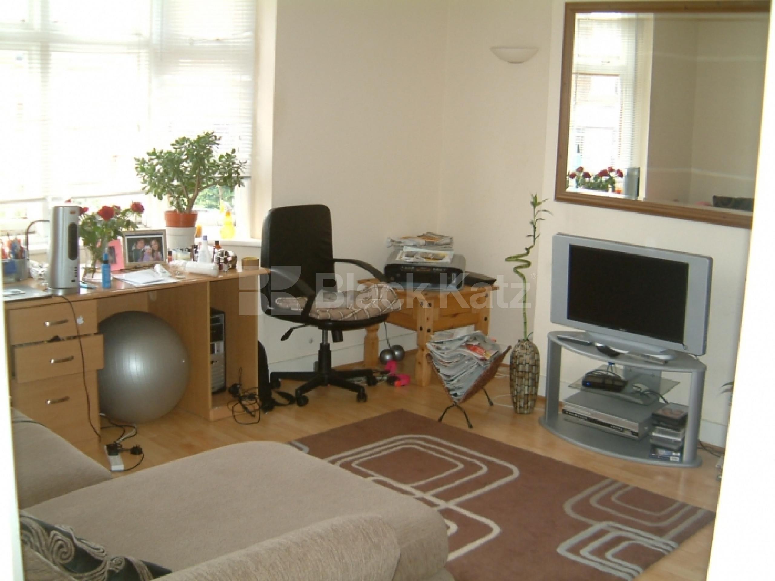 			2 Bedroom, 1 bath, 1 reception Flat			 Green Lanes, WINCHMORE HILL N21 N21