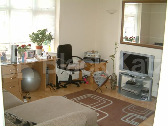 			2 Bedroom, 1 bath, 1 reception Flat			 Green Lanes, WINCHMORE HILL N21