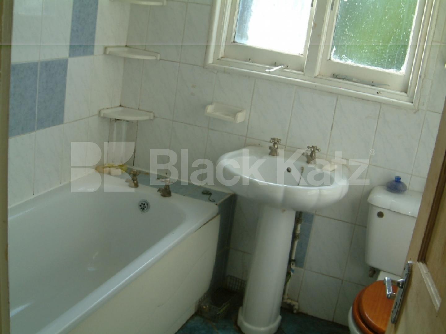 			2 Bedroom, 1 bath, 1 reception Flat			 Green Lanes, WINCHMORE HILL N21