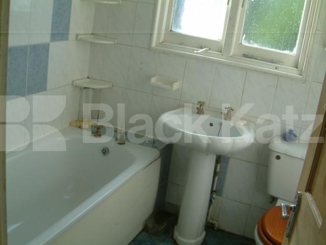 			2 Bedroom, 1 bath, 1 reception Flat			 Green Lanes, WINCHMORE HILL N21