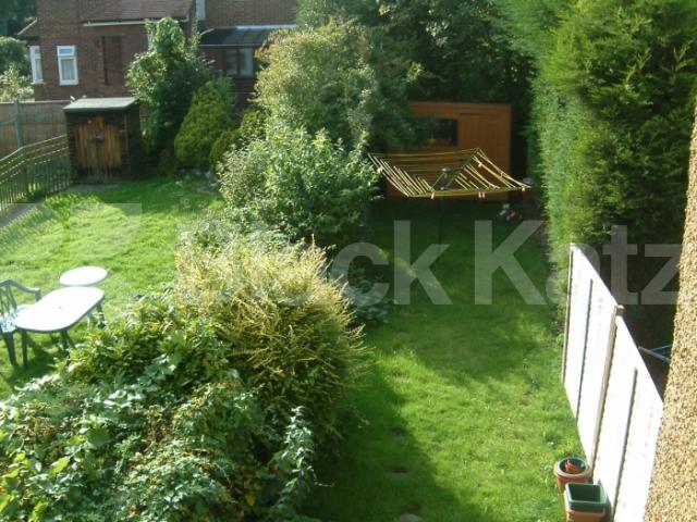 			2 Bedroom, 1 bath, 1 reception Flat			 Green Lanes, WINCHMORE HILL N21