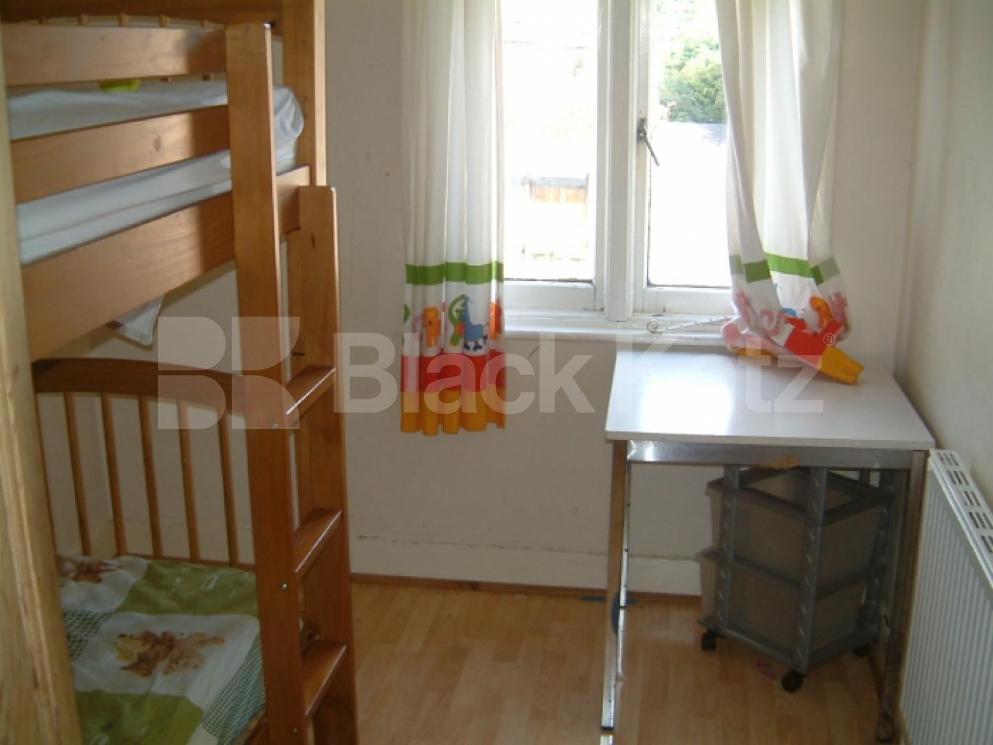 			2 Bedroom, 1 bath, 1 reception Flat			 Green Lanes, WINCHMORE HILL N21