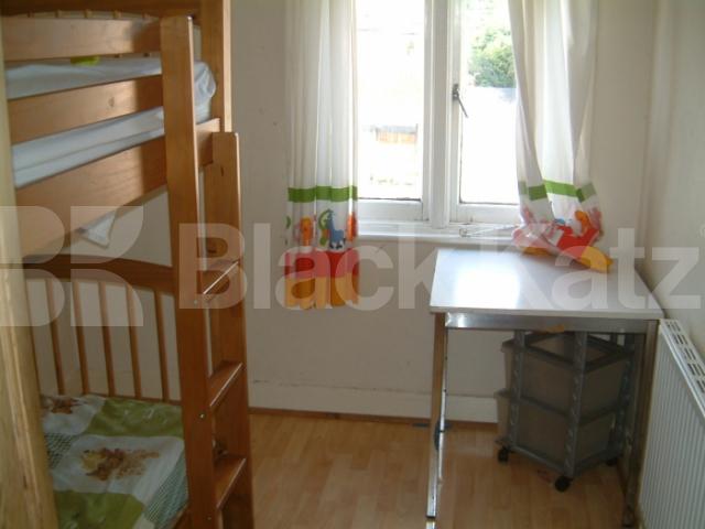 			2 Bedroom, 1 bath, 1 reception Flat			 Green Lanes, WINCHMORE HILL N21