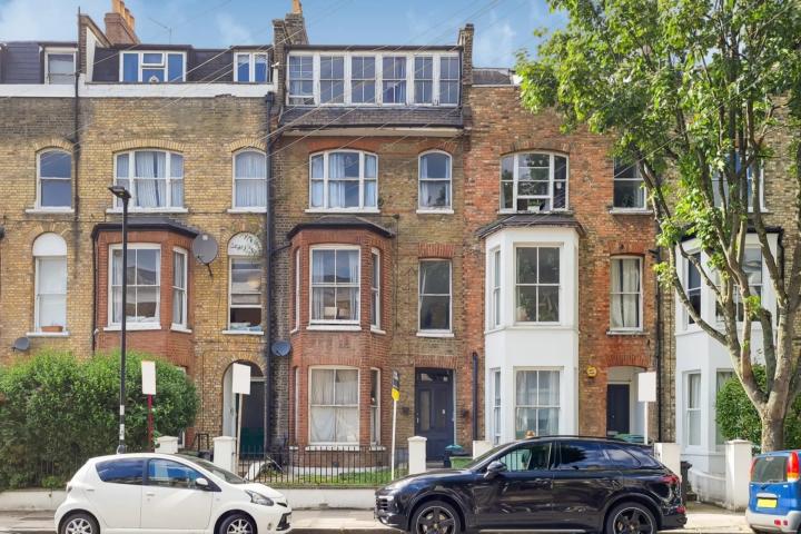 Contemporary two double bedroom flat set on the first floor of a period convers Marlborough Road, Upper Holloway 