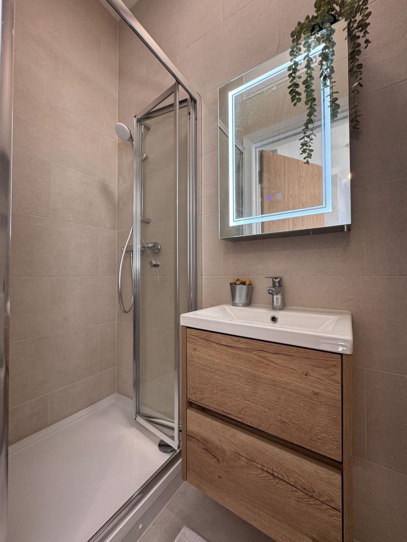 			Studio Apartment, 1 bath, 1 reception Flat			 High Road, Willesden Green