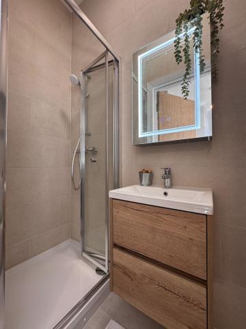 			Studio Apartment, 1 bath, 1 reception Flat			 High Road, Willesden Green