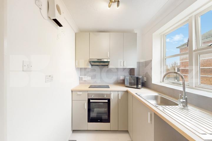 Duplex apartment flooded with natural light and very good storage Cadet Drive , Bermondsey