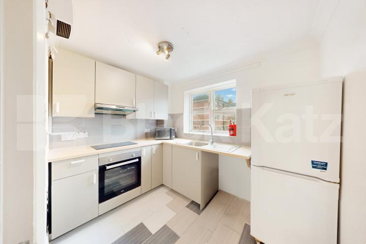 Duplex apartment flooded with natural light and very good storage Cadet Drive , Bermondsey