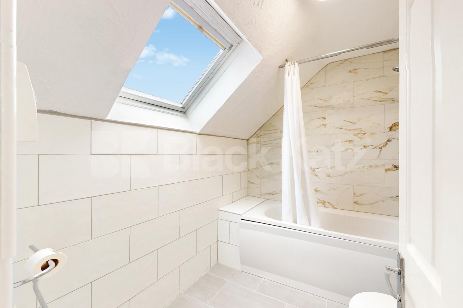 Duplex apartment flooded with natural light and very good storage Cadet Drive , Bermondsey