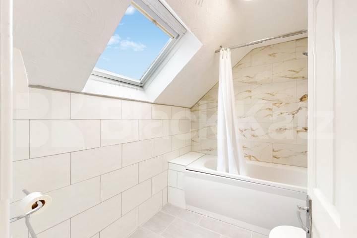 Duplex apartment flooded with natural light and very good storage Cadet Drive , Bermondsey