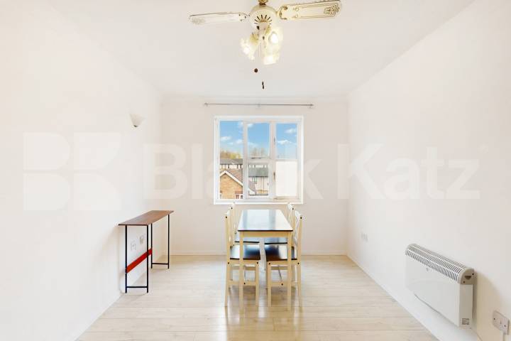 Duplex apartment flooded with natural light and very good storage Cadet Drive , Bermondsey