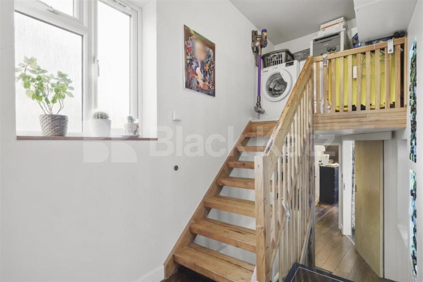 Spacious Split-Level Two Bedroom Apartment on High Road, N15 High Road, Seven Sisters