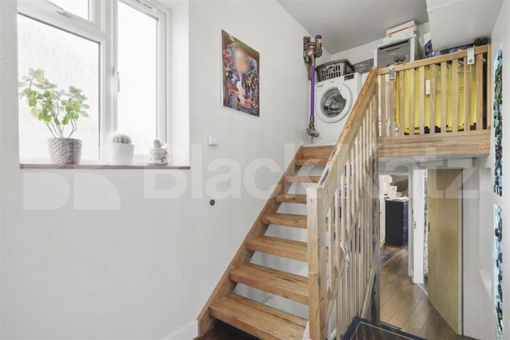 Spacious Split-Level Two Bedroom Apartment on High Road, N15 High Road, Seven Sisters