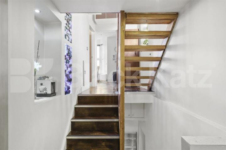 Spacious Split-Level Two Bedroom Apartment on High Road, N15 High Road, Seven Sisters