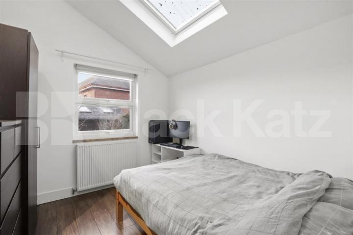 Spacious Split-Level Two Bedroom Apartment on High Road, N15 High Road, Seven Sisters