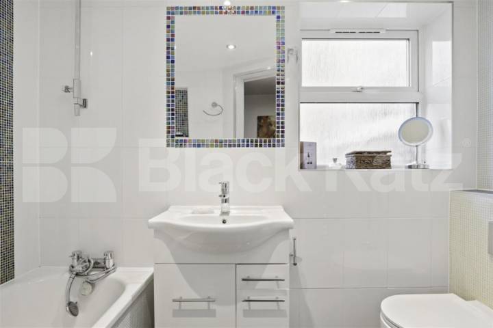 Spacious Split-Level Two Bedroom Apartment on High Road, N15 High Road, Seven Sisters