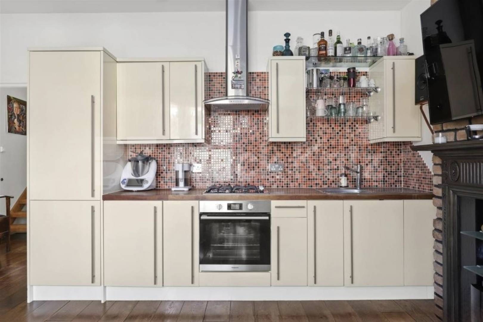 Spacious Split-Level Two Bedroom Apartment on High Road, N15 High Road, Seven Sisters