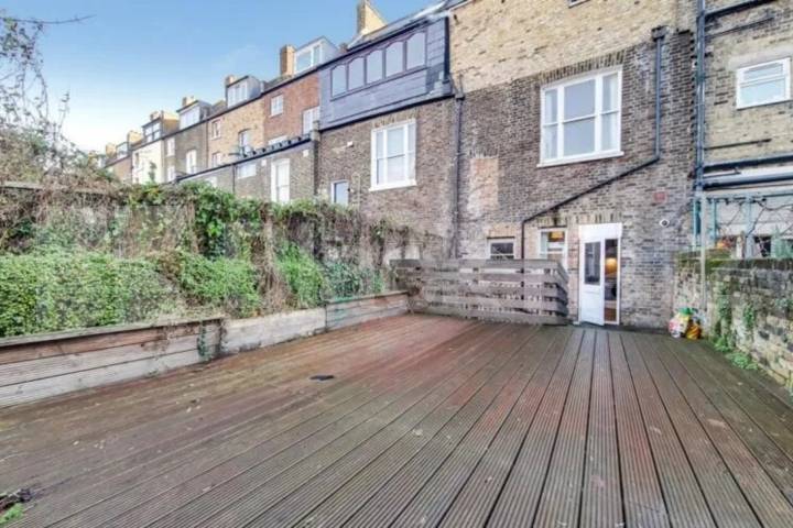 5 bedroom maisonette with 2 bathrooms lounge and a huge decked garden Marlborough Road, Archway