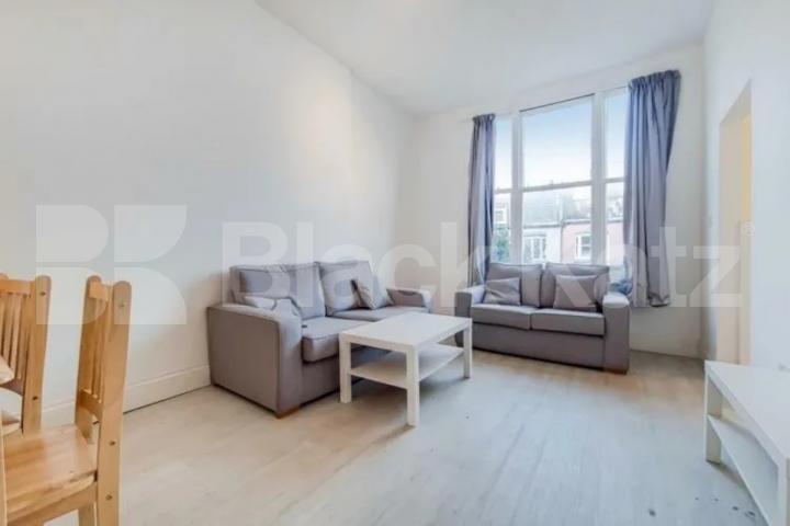 5 bedroom maisonette with 2 bathrooms lounge and a huge decked garden Marlborough Road, Archway