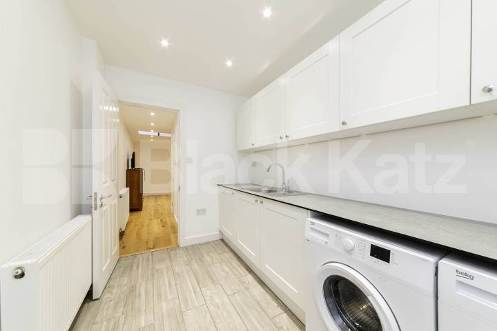 Situated in the heart of Willesden Green, NW2, this spacious four-bedroom, four-bathroom ground floor apartment offers an exceptional amount of living space and is available for immediate occupation Willesden Lane, Maygreen Court, NW2,  Maygreen Court