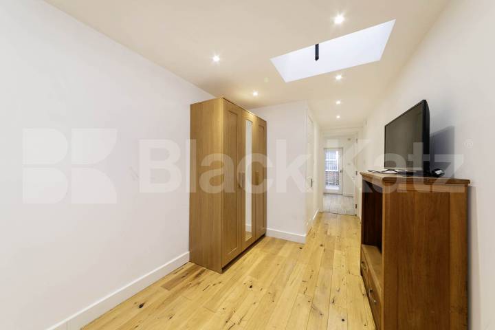Situated in the heart of Willesden Green, NW2, this spacious four-bedroom, four-bathroom ground floor apartment offers an exceptional amount of living space and is available for immediate occupation Willesden Lane, Maygreen Court, NW2,  Maygreen Court