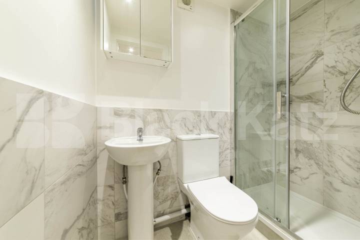 Situated in the heart of Willesden Green, NW2, this spacious four-bedroom, four-bathroom ground floor apartment offers an exceptional amount of living space and is available for immediate occupation Willesden Lane, Maygreen Court, NW2,  Maygreen Court