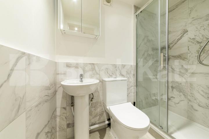 Situated in the heart of Willesden Green, NW2, this spacious four-bedroom, four-bathroom ground floor apartment offers an exceptional amount of living space and is available for immediate occupation Willesden Lane, Maygreen Court, NW2,  Maygreen Court
