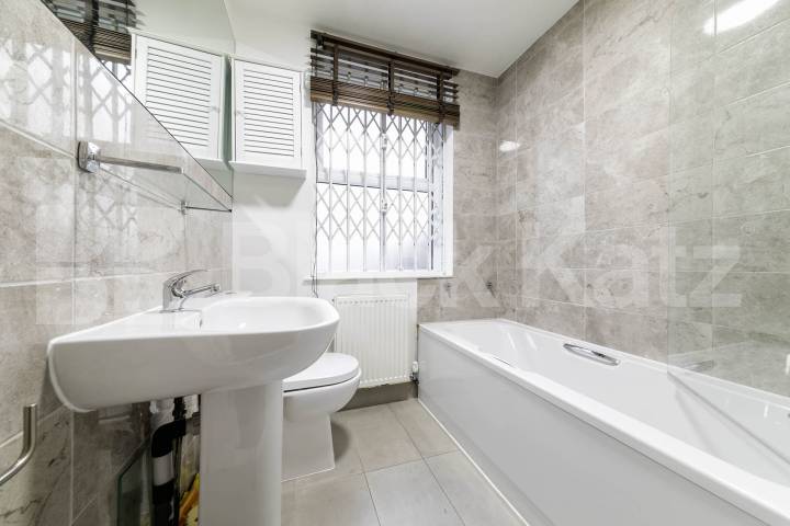 Situated in the heart of Willesden Green, NW2, this spacious four-bedroom, four-bathroom ground floor apartment offers an exceptional amount of living space and is available for immediate occupation Willesden Lane, Maygreen Court, NW2,  Maygreen Court
