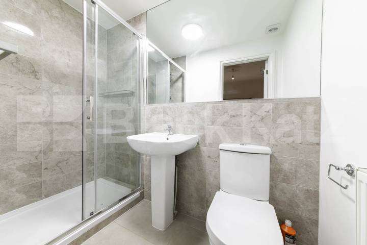 Situated in the heart of Willesden Green, NW2, this spacious four-bedroom, four-bathroom ground floor apartment offers an exceptional amount of living space and is available for immediate occupation Willesden Lane, Maygreen Court, NW2,  Maygreen Court