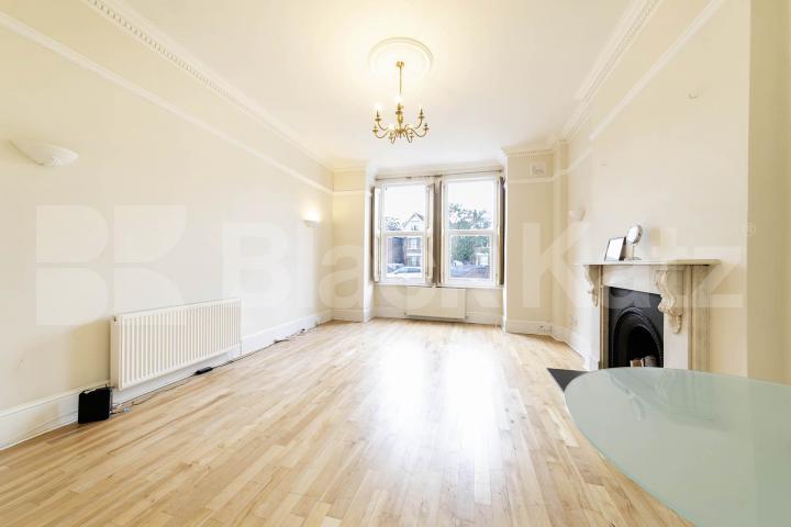 Situated in the heart of Willesden Green, NW2, this spacious four-bedroom, four-bathroom ground floor apartment offers an exceptional amount of living space and is available for immediate occupation Willesden Lane, Maygreen Court, NW2,  Maygreen Court