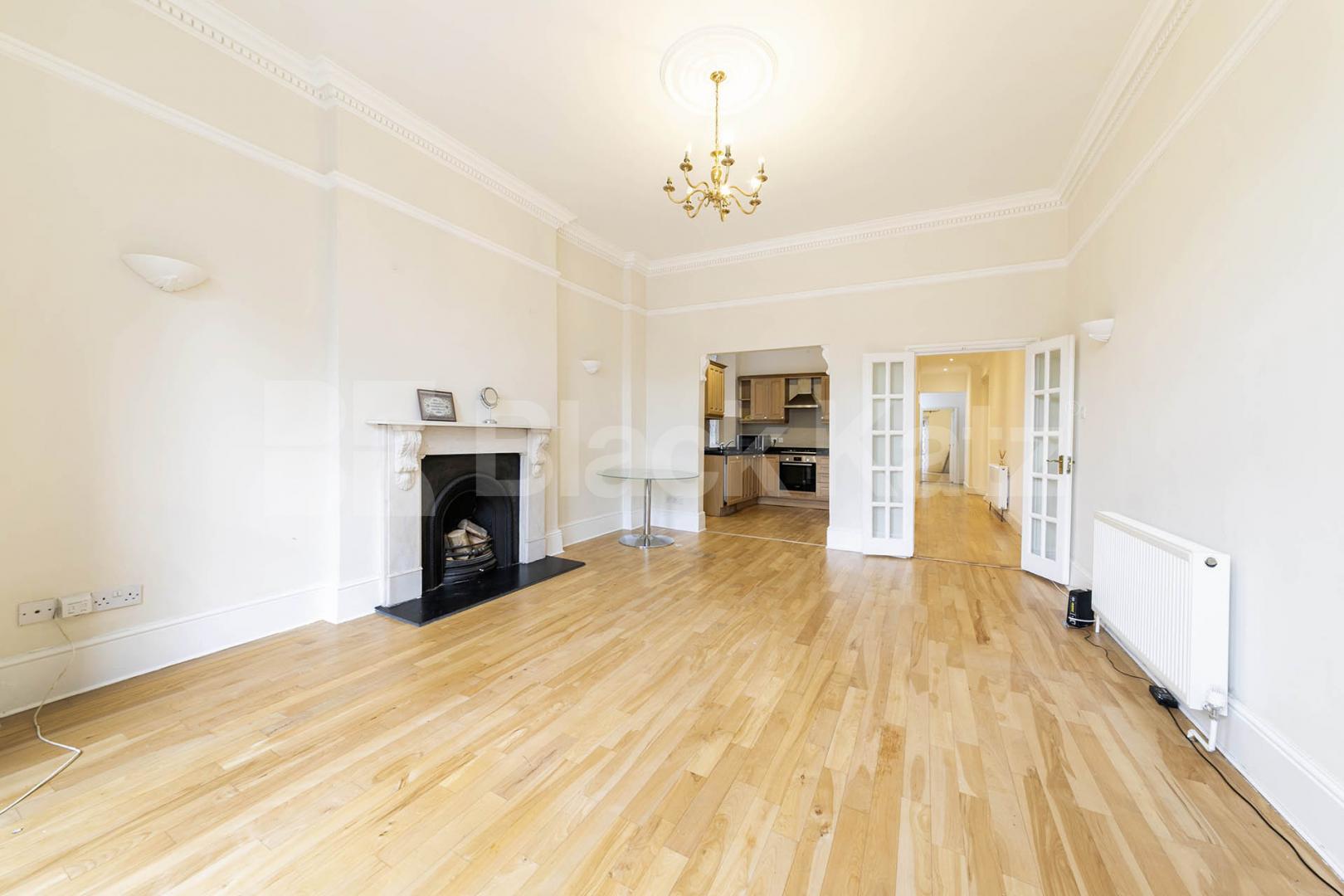 Situated in the heart of Willesden Green, NW2, this spacious four-bedroom, four-bathroom ground floor apartment offers an exceptional amount of living space and is available for immediate occupation Willesden Lane, Maygreen Court, NW2,  Maygreen Court