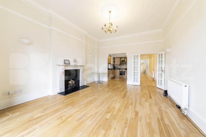 Situated in the heart of Willesden Green, NW2, this spacious four-bedroom, four-bathroom ground floor apartment offers an exceptional amount of living space and is available for immediate occupation Willesden Lane, Maygreen Court, NW2,  Maygreen Court