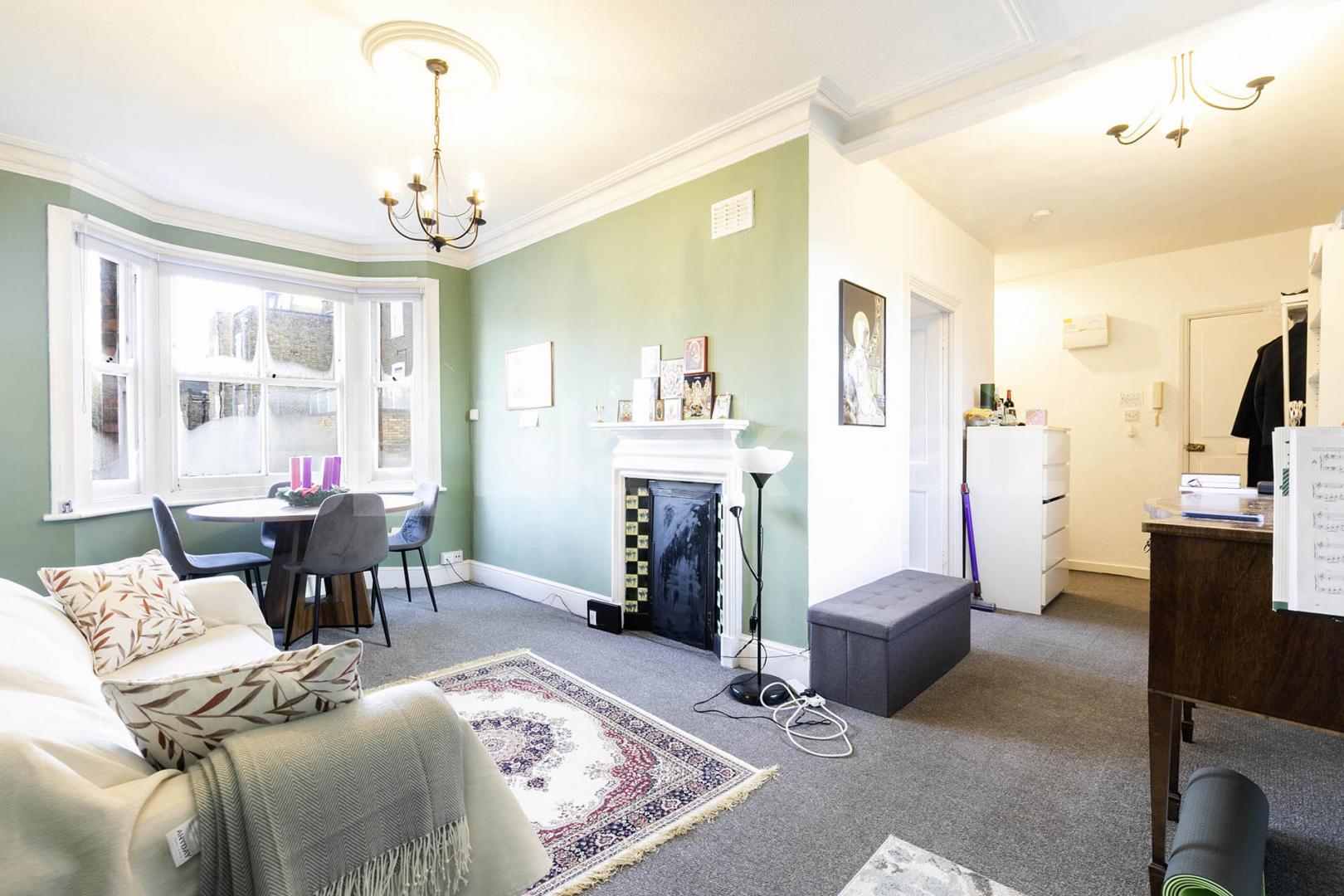 			2 Bedroom, 1 bath, 1 reception 			 Stanlake Road,  Swindon House  W12