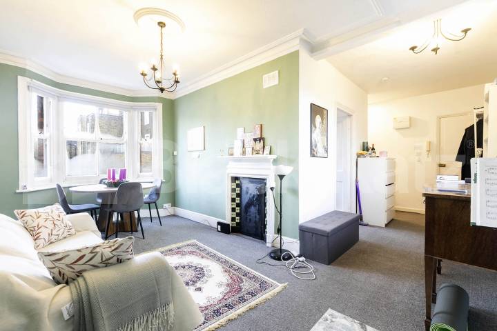 			2 Bedroom, 1 bath, 1 reception 			 Stanlake Road,  Swindon House  W12