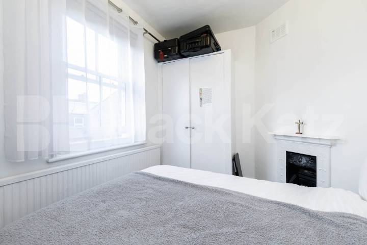 			2 Bedroom, 1 bath, 1 reception 			 Stanlake Road,  Swindon House  W12