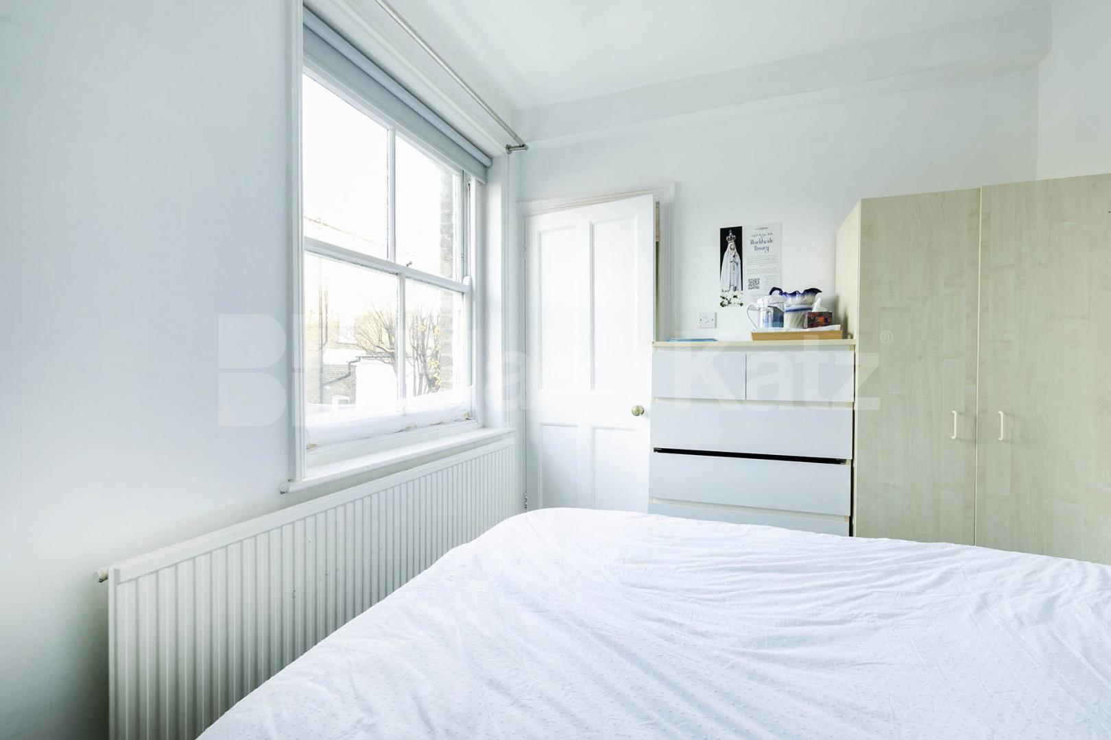 			2 Bedroom, 1 bath, 1 reception 			 Stanlake Road,  Swindon House  W12